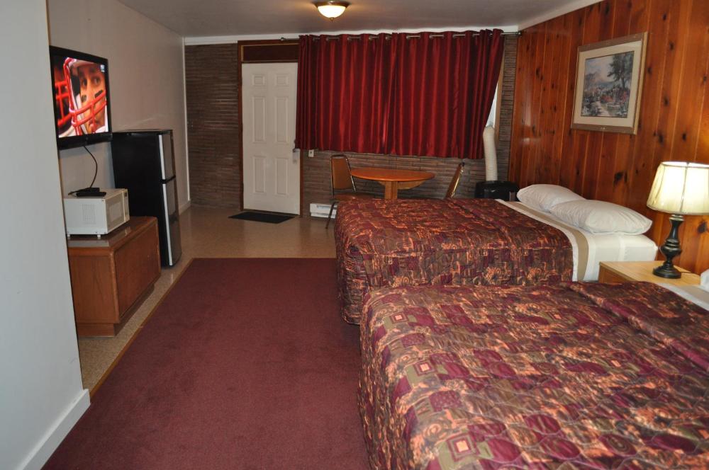 Deluxe Queen Room with Two Queen Beds interior